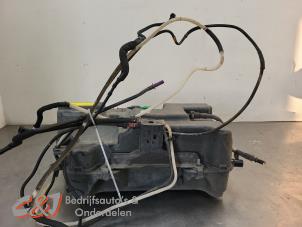 Gebruikte Adblue tank Renault Trafic (1FL/2FL/3FL/4FL) 2.0 dCi 16V 150 Prijs € 420,00 Margeregeling aangeboden door C&J Bedrijfsauto's & Onderdelen