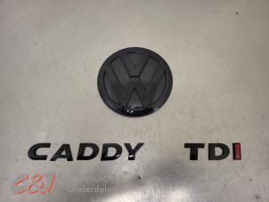 Gebruikte Embleem Volkswagen Caddy III (2KA,2KH,2CA,2CH) 1.6 TDI 16V Prijs € 78,75 Margeregeling aangeboden door C&J Bedrijfsauto's & Onderdelen