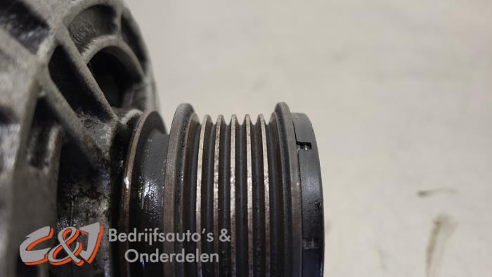 Dynamo van een Volkswagen Transporter T5 1.9 TDi 2007