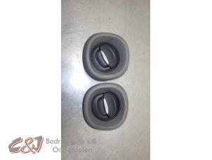 Gebruikte Luchtrooster Dashboard Renault Trafic (1FL/2FL/3FL/4FL) 1.6 dCi 95 Prijs € 31,50 Margeregeling aangeboden door C&J Bedrijfsauto's & Onderdelen