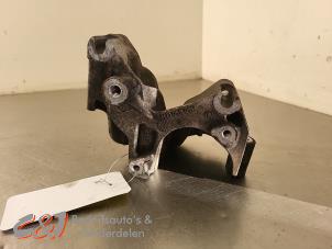 Gebruikte Dynamosteun boven Renault Trafic (1FL/2FL/3FL/4FL) 1.6 dCi 90 Prijs € 26,25 Margeregeling aangeboden door C&J Bedrijfsauto's & Onderdelen