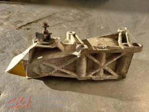 Gebruikte Motorsteun Opel Vivaro 2.5 CDTI 16V Prijs € 21,00 Margeregeling aangeboden door C&J Bedrijfsauto's & Onderdelen