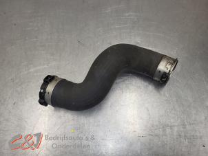 Gebruikte Intercooler Slang Mercedes V (447.8) 2.1 220 CDI, 220 d 16V Prijs € 21,00 Margeregeling aangeboden door C&J Bedrijfsauto's & Onderdelen