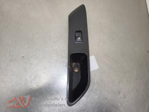 Gebruikte Elektrisch Raam Schakelaar Iveco New Daily VI 35C17, 35S17, 40C17, 50C17, 65C17, 70C17 Prijs € 42,00 Margeregeling aangeboden door C&J Bedrijfsauto's & Onderdelen