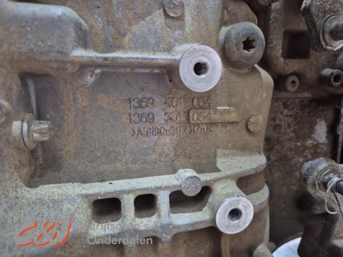 Versnellingsbak van een Volkswagen Crafter (SY) 2.0 TDI RWD 2019