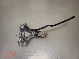 Gebruikte Versnellingsbak Steun Renault Trafic (1FL/2FL/3FL/4FL) 2.0 dCi 16V 150 Prijs € 78,75 Margeregeling aangeboden door C&J Bedrijfsauto's & Onderdelen