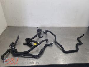 Gebruikte Extra waterpomp Renault Trafic (1FL/2FL/3FL/4FL) 2.0 dCi 16V 150 Prijs € 131,25 Margeregeling aangeboden door C&J Bedrijfsauto's & Onderdelen