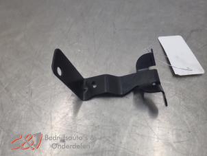 Gebruikte Steun (diversen) Renault Trafic (1FL/2FL/3FL/4FL) 2.0 dCi 16V 150 Prijs € 21,00 Margeregeling aangeboden door C&J Bedrijfsauto's & Onderdelen