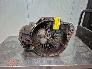 Gebruikte Automaatbak Renault Trafic New (FL) 2.5 dCi 16V 145 Prijs € 420,00 Margeregeling aangeboden door C&J Bedrijfsauto's & Onderdelen