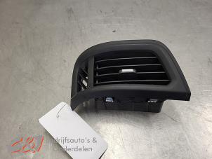 Gebruikte Luchtrooster Dashboard Renault Trafic (1FL/2FL/3FL/4FL) 2.0 dCi 16V 150 Prijs € 26,25 Margeregeling aangeboden door C&J Bedrijfsauto's & Onderdelen