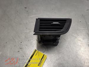 Gebruikte Luchtrooster Dashboard Renault Trafic (1FL/2FL/3FL/4FL) 2.0 dCi 16V 150 Prijs € 21,00 Margeregeling aangeboden door C&J Bedrijfsauto's & Onderdelen