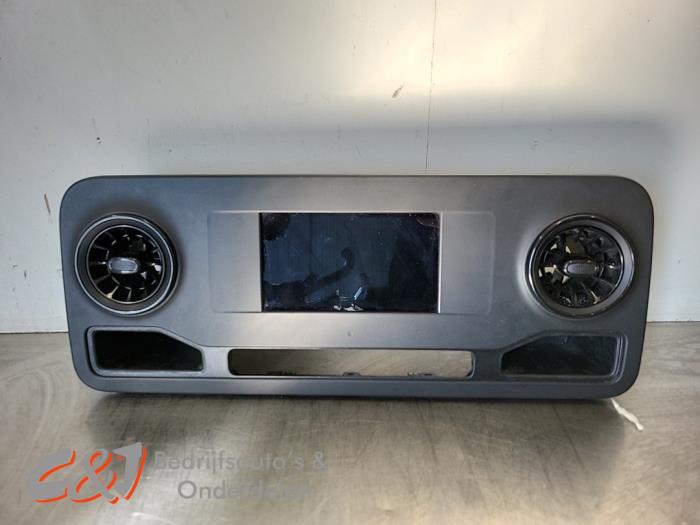 Gebruikte Display Interieur Mercedes Sprinter 3t (910.6) 211 CDI 2.1 D FWD Prijs € 420,00 Margeregeling aangeboden door C&J Bedrijfsauto's & Onderdelen