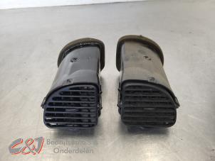 Gebruikte Luchtrooster Dashboard Ford Transit 2.0 TDdi 16V 260S Prijs € 21,00 Margeregeling aangeboden door C&J Bedrijfsauto's & Onderdelen