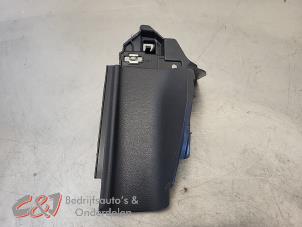 Gebruikte Dashboard deel Renault Trafic (1FL/2FL/3FL/4FL) 2.0 dCi 16V 150 Prijs € 21,00 Margeregeling aangeboden door C&J Bedrijfsauto's & Onderdelen