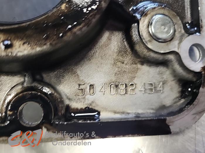 Distributiedeksel van een Peugeot Boxer (U9) 3.0 HDi 175 Euro 5 2015