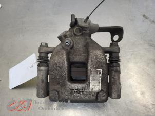 Gebruikte Remklauw (Tang) links-achter Fiat Scudo 1.5 Multijet 120 Prijs € 68,25 Margeregeling aangeboden door C&J Bedrijfsauto's & Onderdelen