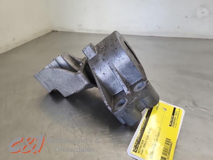 Gebruikte Motorsteun Fiat Doblo Cargo (263) 1.3 MJ 16V DPF Euro 5 Prijs € 15,75 Margeregeling aangeboden door C&J Bedrijfsauto's & Onderdelen