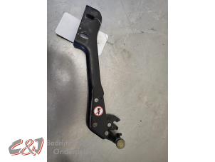 Gebruikte Schuifdeurrol rechts Ford Transit 2.2 TDCi 16V Prijs € 15,75 Margeregeling aangeboden door C&J Bedrijfsauto's & Onderdelen