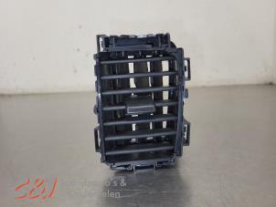 Gebruikte Luchtrooster Dashboard Citroen Jumpy 1.5 Blue HDi 100 Prijs € 10,50 Margeregeling aangeboden door C&J Bedrijfsauto's & Onderdelen