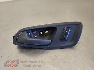 Gebruikte Deurgreep 2Deurs links Ford Transit 2.2 TDCi 16V Prijs € 15,75 Margeregeling aangeboden door C&J Bedrijfsauto's & Onderdelen