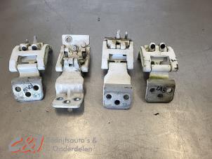 Gebruikte Scharnierset Ford Transit 2.2 TDCi 16V Prijs € 63,00 Margeregeling aangeboden door C&J Bedrijfsauto's & Onderdelen