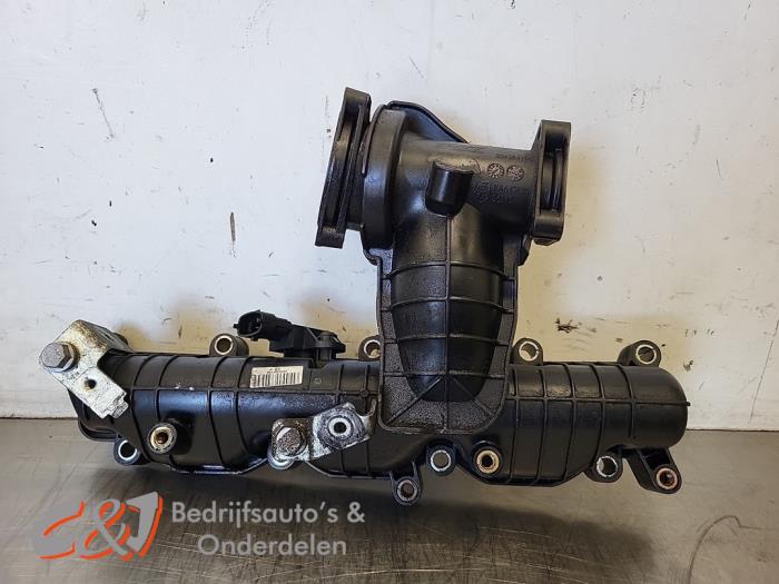 Gebruikte Inlaatspruitstuk Iveco New Daily VI 33S16, 35C16, 35S16 Prijs € 52,50 Margeregeling aangeboden door C&J Bedrijfsauto's & Onderdelen
