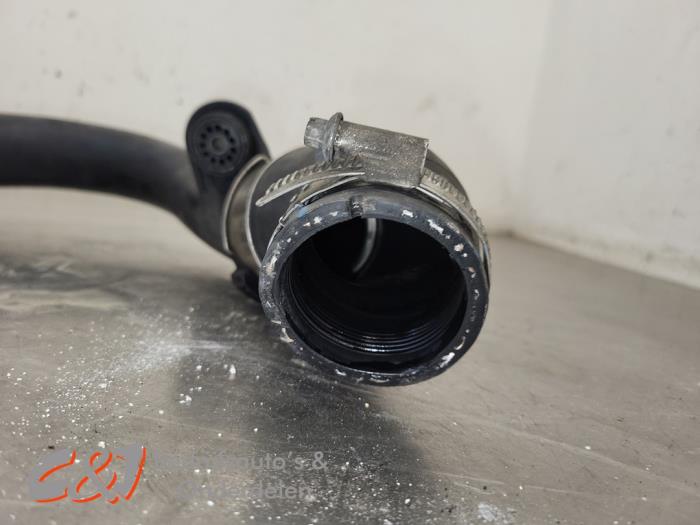 Intercooler Slang van een Volkswagen Transporter T5 2.0 TDI DRF 2015