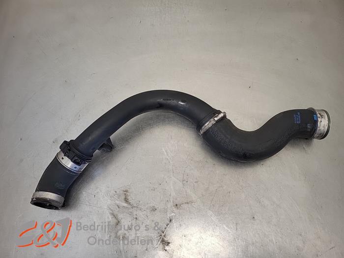 Gebruikte Intercooler Slang Volkswagen Transporter T5 2.0 TDI DRF Prijs € 15,75 Margeregeling aangeboden door C&J Bedrijfsauto's & Onderdelen