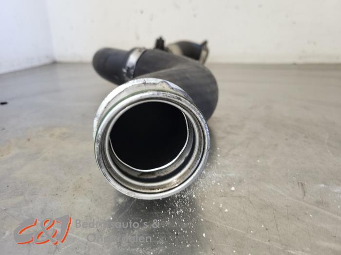 Intercooler Slang van een Volkswagen Transporter T5 2.0 TDI DRF 2015