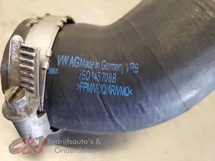 Intercooler Slang van een Volkswagen Transporter T5 2.0 TDI DRF 2015