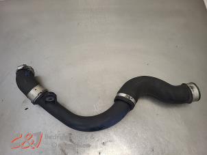 Intercooler Slang van een Volkswagen Transporter T5 2.0 TDI DRF 2015