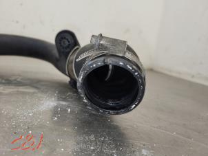 Intercooler Slang van een Volkswagen Transporter T5 2.0 TDI DRF 2015