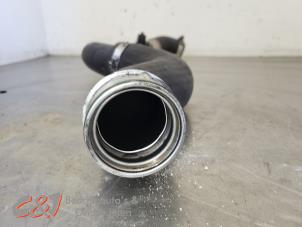 Intercooler Slang van een Volkswagen Transporter T5 2.0 TDI DRF 2015