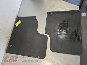 Gebruikte Matten Set Renault Trafic (1FL/2FL/3FL/4FL) 1.6 dCi 145 Twin Turbo Prijs € 26,25 Margeregeling aangeboden door C&J Bedrijfsauto's & Onderdelen