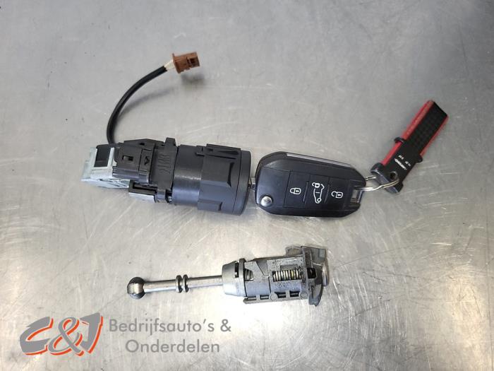 CANTONDZ Set de Serrure à 3 Portes avec tonneau d'allumage Interrupteur de verrouillage d'allumage avec 2 clés 96244156 Compatible avec Citroen Berlingo Peugeot 106 I II 806 Partner CANTONDZ Set de Serrure à 3 Portes avec tonneau d'allumage Interrupteur de verrouillage d'allumage avec 2 clés 96244156 Compatible avec Citroen Berlingo Peugeot 106 I II 806 Partner