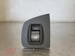 Gebruikte Raam schakelaar elektrisch Fiat Doblo (223A/119) 1.9 JTD Multijet Prijs € 15,75 Margeregeling aangeboden door C&J Bedrijfsauto's & Onderdelen