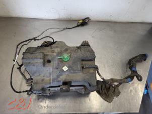 Gebruikte Adblue tank Renault Trafic (1FL/2FL/3FL/4FL) 2.0 dCi 16V 145 Prijs € 472,50 Margeregeling aangeboden door C&J Bedrijfsauto's & Onderdelen