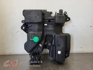Gebruikte Adblue tank Opel Vivaro 2.0 Diesel 145 Prijs € 315,00 Margeregeling aangeboden door C&J Bedrijfsauto's & Onderdelen