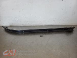 Gebruikte Schuifdeurrail links Mercedes V (447.8) 2.1 250 BlueTEC, 250 d 16V Prijs € 42,00 Margeregeling aangeboden door C&J Bedrijfsauto's & Onderdelen