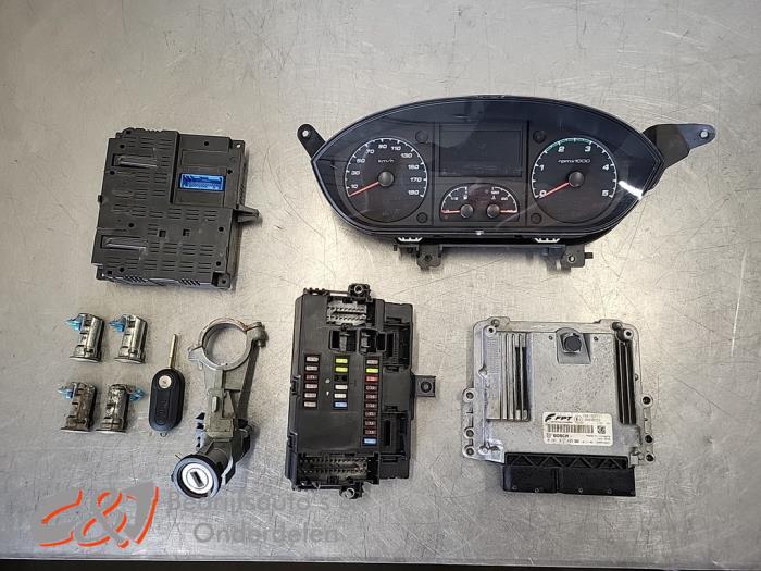Gebruikte Kontaktslot + computer Iveco New Daily V 29L15V, 35C15LV, 40C15L, 50C15LV Prijs € 367,50 Margeregeling aangeboden door C&J Bedrijfsauto's & Onderdelen