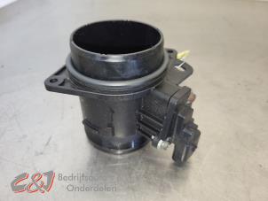 Gebruikte Luchthoeveelheidsmeter Peugeot Expert (V1/VA/VB/VE/VF/VT/VY) 2.0 Blue HDi 120 16V Prijs € 26,25 Margeregeling aangeboden door C&J Bedrijfsauto's & Onderdelen