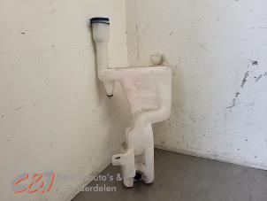 Gebruikte Ruitensproeiertank voor Ford Transit Courier 1.5 TDCi 75 Prijs € 26,25 Margeregeling aangeboden door C&J Bedrijfsauto's & Onderdelen