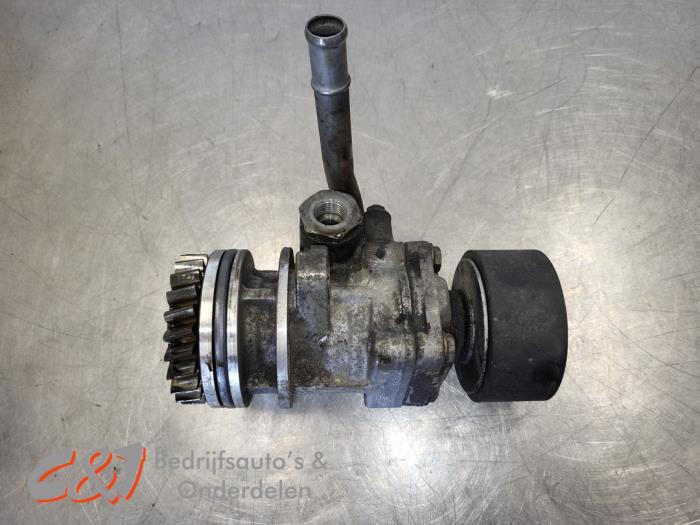 Pomp Servo van een Volkswagen Transporter T5 2.5 TDi PF 2009