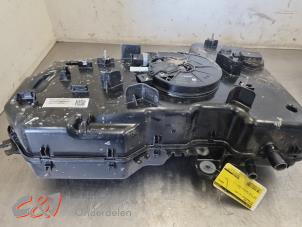 Gebruikte Adblue tank Volkswagen Transporter T6 2.0 TDI 150 Prijs € 288,75 Margeregeling aangeboden door C&J Bedrijfsauto's & Onderdelen