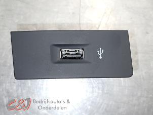 Gebruikte AUX/USB aansluiting Volkswagen Transporter T6 2.0 TDI 150 Prijs € 15,75 Margeregeling aangeboden door C&J Bedrijfsauto's & Onderdelen