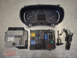 Gebruikte Contactslot + computer Peugeot Expert (V1/VA/VB/VE/VF/VT/VY) 2.0 Blue HDi 120 16V Prijs € 472,50 Margeregeling aangeboden door C&J Bedrijfsauto's & Onderdelen