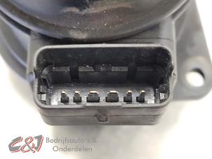 Luchtmassameter van een Opel Vivaro 1.9 DI 2004