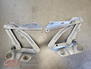 Gebruikte Motorkap Scharnier Ford Transit Custom 2.2 TDCi 16V Prijs € 31,50 Margeregeling aangeboden door C&J Bedrijfsauto's & Onderdelen