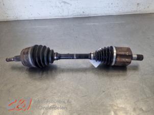 Gebruikte Aandrijfas links-voor Volkswagen Transporter T6 2.0 TDI 150 Prijs € 89,25 Margeregeling aangeboden door C&J Bedrijfsauto's & Onderdelen