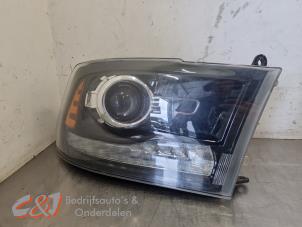 Gebruikte Koplamp rechts Dodge 1500 Standard Cab (DS) 5.7 Hemi V8 4x4 Prijs € 892,50 Margeregeling aangeboden door C&J Bedrijfsauto's & Onderdelen